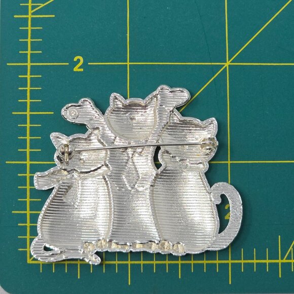 Festive Christmas Cat Choir Brooch Red Green Glitter Enamel Pin - Picture 6 of 7